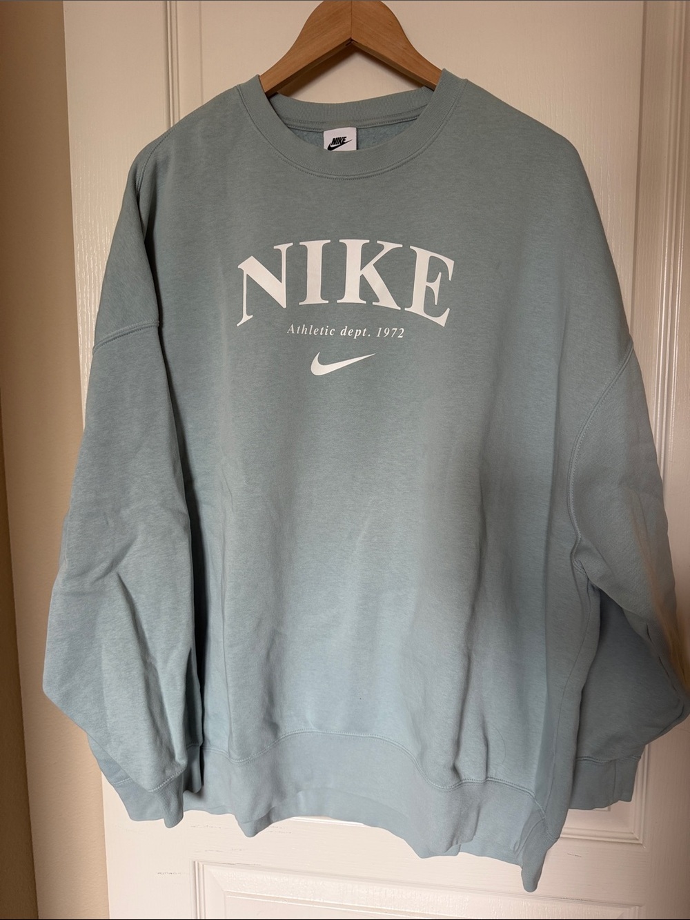 Nike women’s Crewneck Sweatshirt